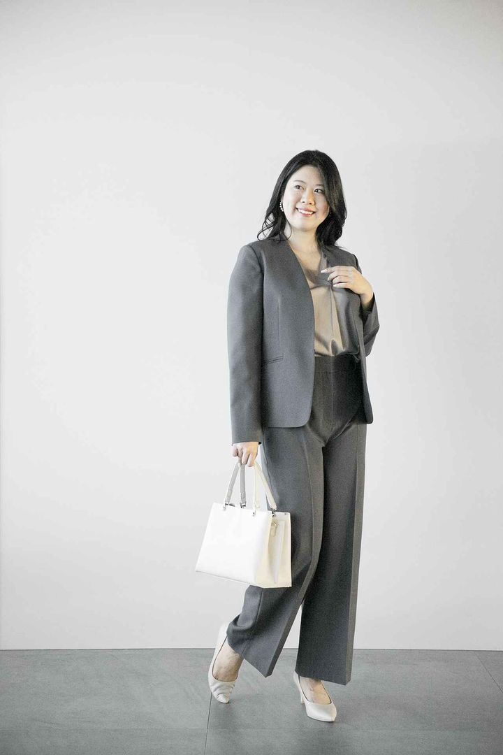 画像: 【プラステ】プレミアムオックスストレートパンツ（マシンウォッシャブル/UVカット/吸汗速乾）¥11,000、プレミアムオックスカラーレスジャケット（マシンウォッシャブル/UVカット/吸汗速乾）¥17,000、グロスジャージーVネックTシャツ（接触冷感）（半袖） ¥4,990、アシンメトリーフェイクパールピアス¥2,990、フェイクレザー2WAYハンドバッグ¥13,000、PLUSSTYLEパンプス（ハイヒール）¥11,000 www.plst.com