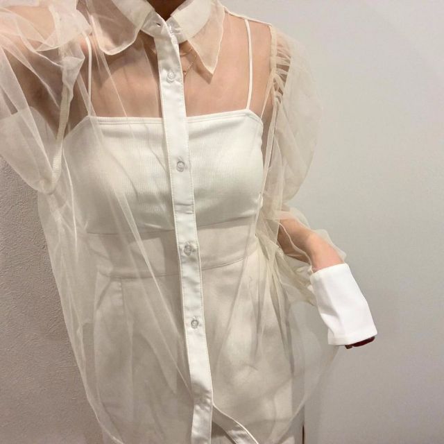 白のネットチュールシャツナガを着用している