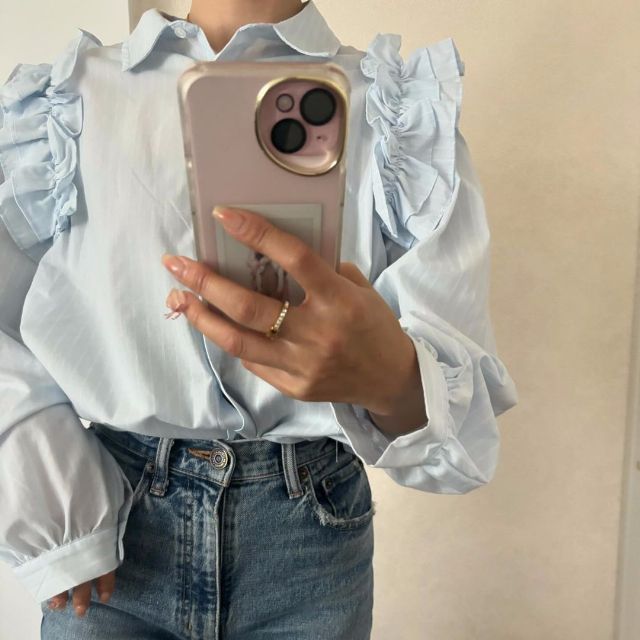 ブルーのカタフリルSTシャツナガを着用している