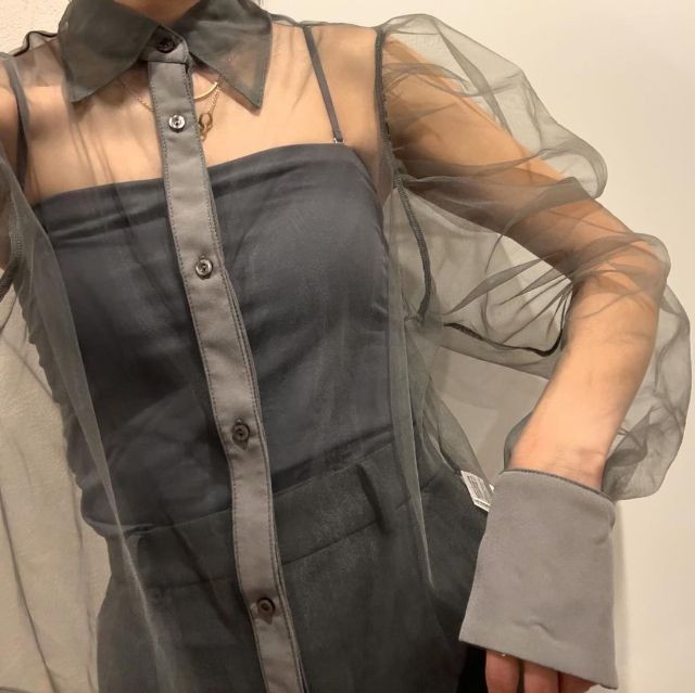 黒のネットチュールシャツナガを着用している