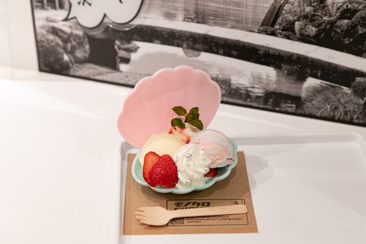 「モナカアイス」（マーブルいちご）800円