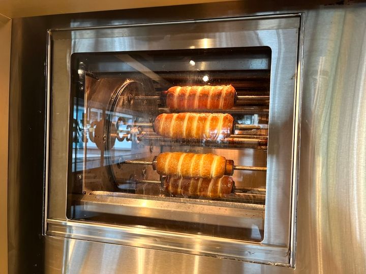 「Balaton Cafe 表参道店」のカウンター横では焼きあげる様子を見て楽しめます