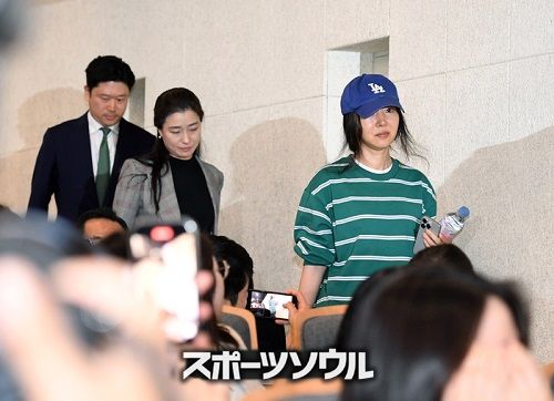 4月25日、記者会見を開いたミン・ヒジン代表（右）