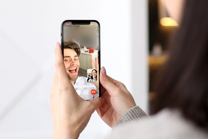 オンラインデートをする女性のイメージ