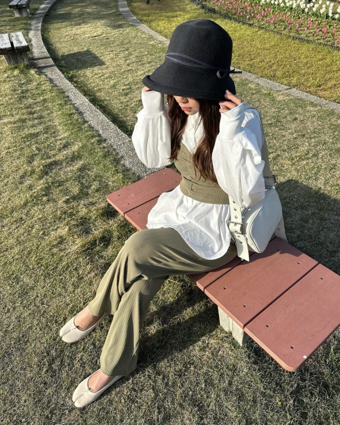 しまむらのホワイトの「ハトメスクエアショルダーバッグ」×プリーツパンツ