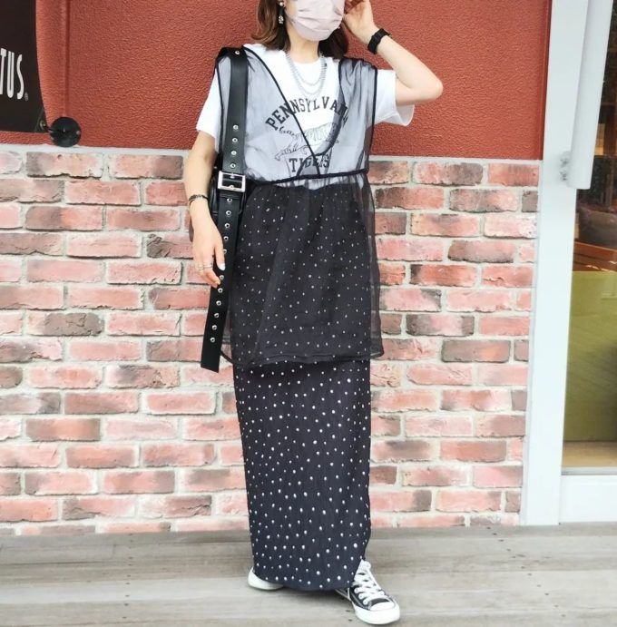しまむらのブラックの「ハトメスクエアショルダーバッグ」×ドットナローロングスカート