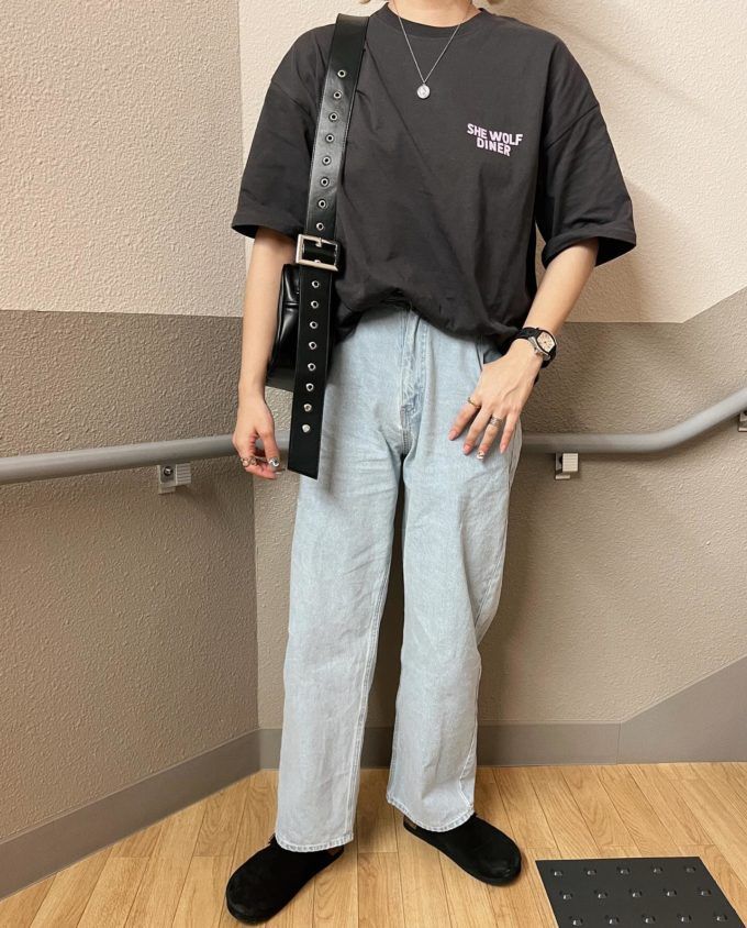 しまむらのブラックの「ハトメスクエアショルダーバッグ」×デニムパンツ