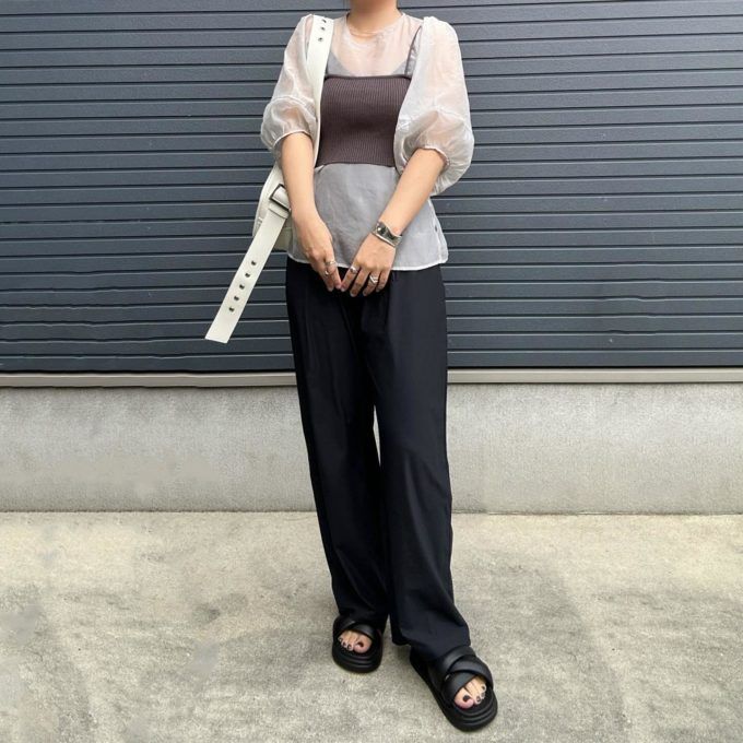 しまむらのホワイトの「ハトメスクエアショルダーバッグ」×ストレートパンツ