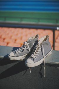 《コンバース》のグレーは大人のジャケットスタイルにも似合う、優秀スニーカー【グレーのスニーカーが主役のコーデ】