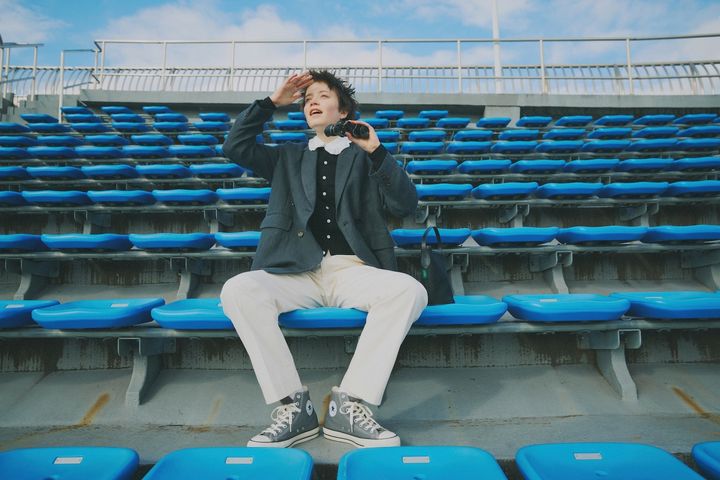 《コンバース》のグレーは大人のジャケットスタイルにも似合う、優秀スニーカー【グレーのスニーカーが主役のコーデ】