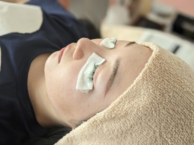 まつ毛の施術風景