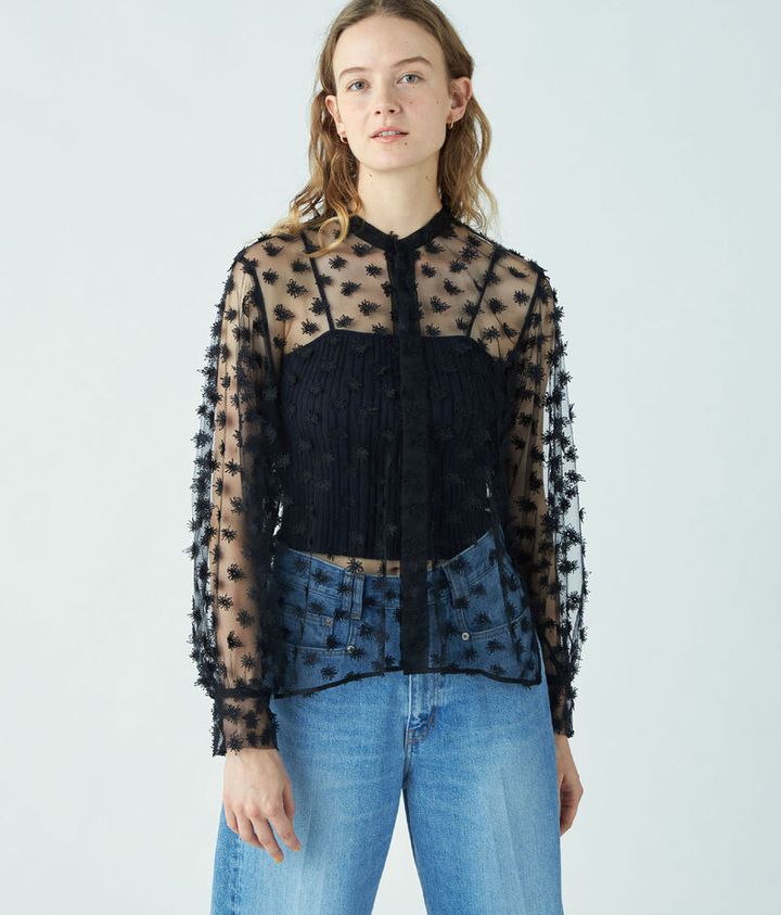 画像: フラッフィーエンブロイダリー バンドカラーブラウス ￥28,600 出典：TOMORROWLAND