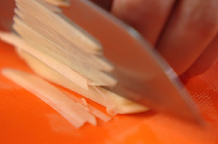 ジャガイモと桜エビのガレットの下準備1