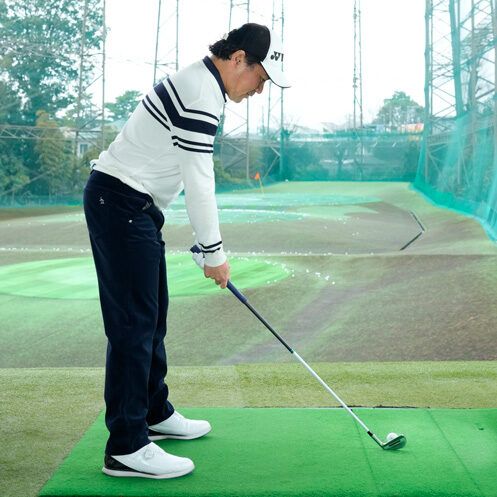 ボールを内側に置けば、高さを出しやすい！ アイアンは番手ごとにボール位置を変える