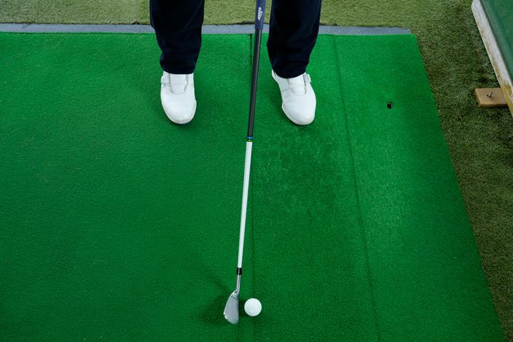 ボールを内側に置けば、高さを出しやすい！ アイアンは番手ごとにボール位置を変える