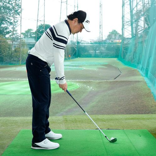 ボールを内側に置けば、高さを出しやすい！ アイアンは番手ごとにボール位置を変える