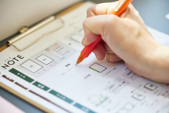 パーツが確定したら、一ひとつひとつオーダーシートに品番を書き込んでいく