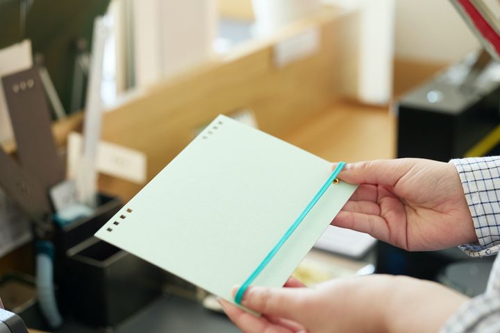 表紙に平ゴムをくくりつける