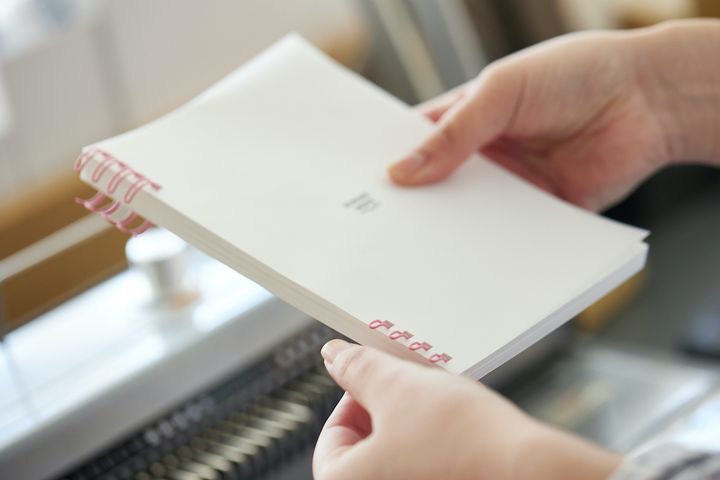 続いて中紙をリングで留める