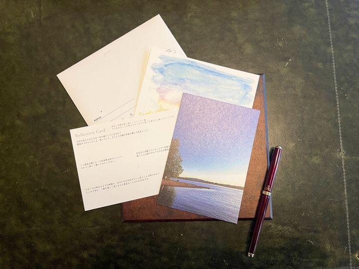 レターセットにはリフレクション（質問）カード、イラストが描かれたポストカード、フォトカード（裏には詩が綴られている）が含まれている。