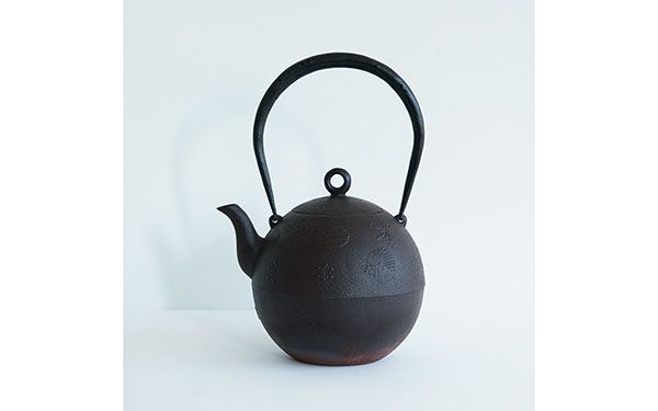 美しいフォルムの鉄瓶