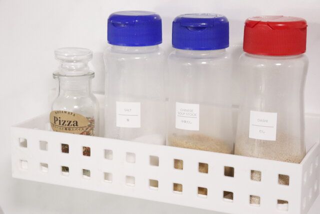 セリアの詰め替え容器用ラベルシール キッチン用 小はマットで反射しない