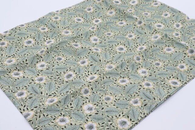 セリアの手ぬぐい風タオル フローラルWM柄のデザイン