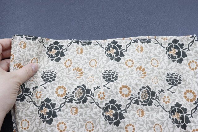 手ぬぐいの角を整える様子