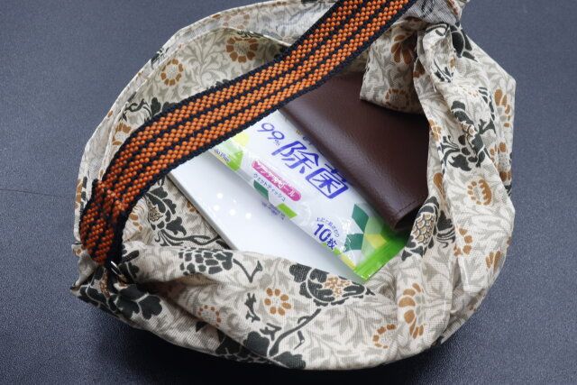 セリアのテープハンドルで作ったバッグに荷物を収納