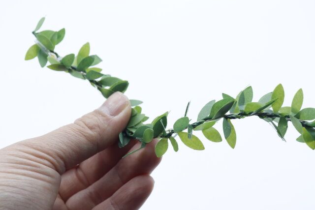 ダイソーのガーランドライト（20LED、グリーン、USBタイプ）を折り曲げた様子