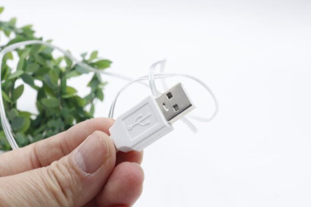 ダイソーのガーランドライト（20LED、グリーン、USBタイプ）のUSBコネクター