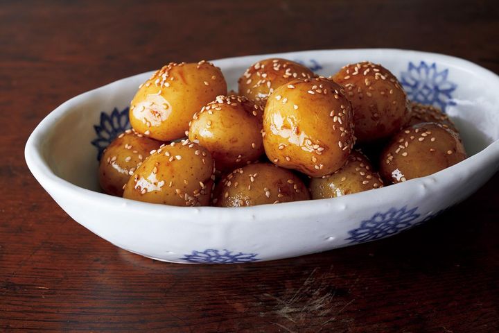 甘辛く香ばしい“新じゃがいもの煮っころがし”