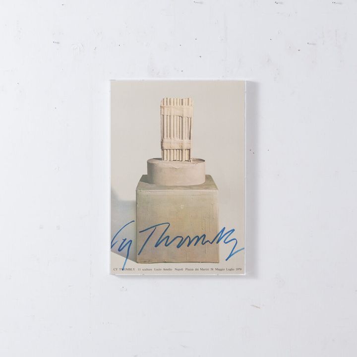 1979 年にイタリアで開催されたサイ・トゥオンブリーの展覧会の オリジナルポスター。下部に本人の直筆サイン入り。