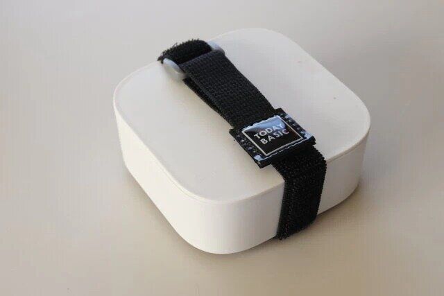 セリアのサイズ調節可能ランチベルトをお弁当箱に装着