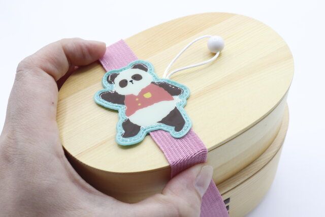 セリア ミートアップ ループ付ランチベルトを取り外す様子