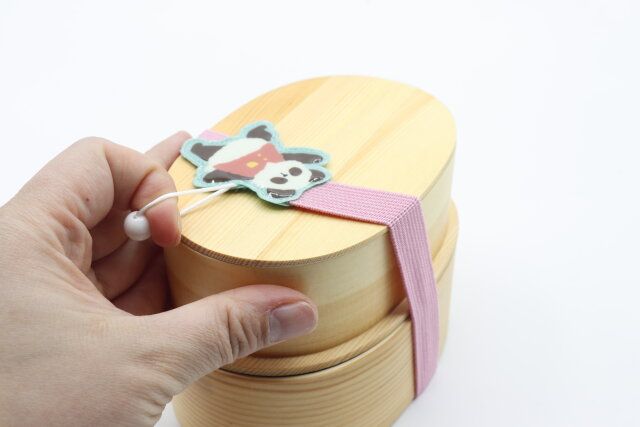 セリア ミートアップ ループ付ランチベルトのループを引っ張る様子