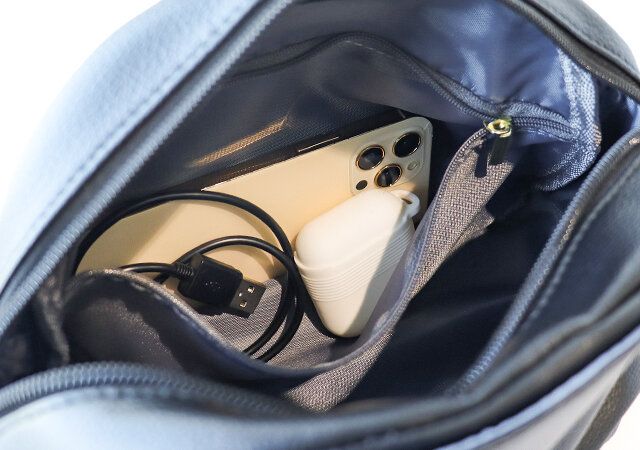 チャック付きの大きめポケット