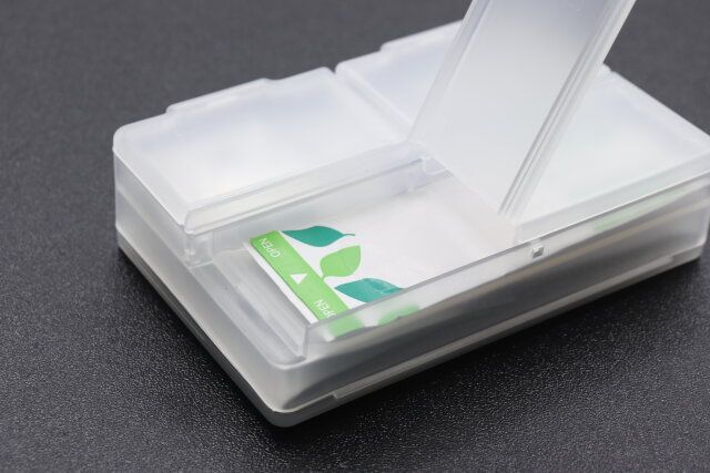 セリアの両面収納 小物ケースに絆創膏を収納