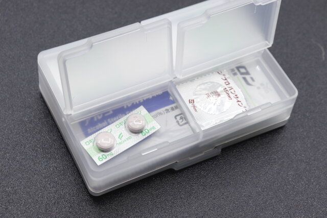 セリアの両面収納 小物ケースに薬を収納
