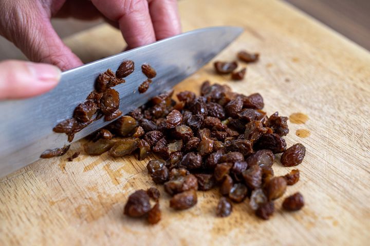 SAKEレーズンをきざむ