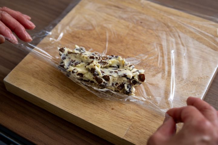 ラップにのせて包む