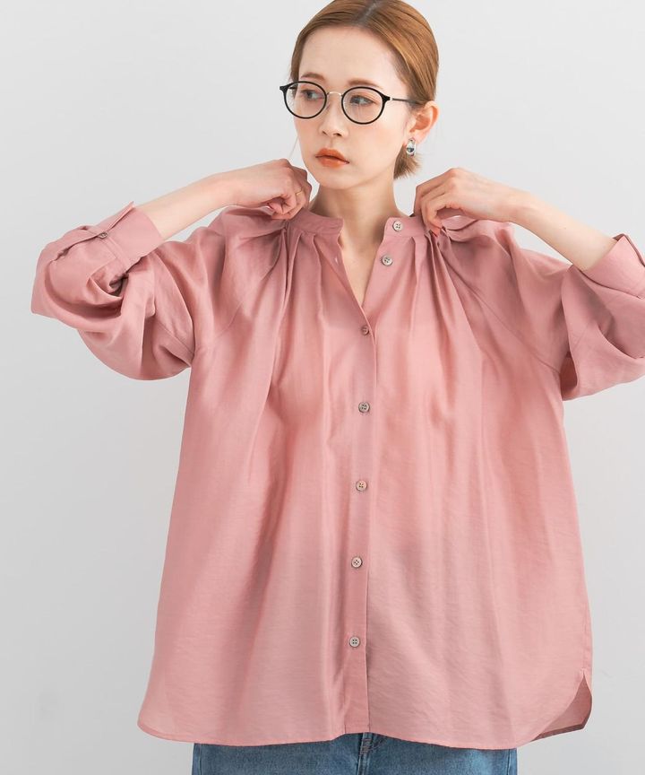 画像: ランダムタックセミシアーブラウス ¥14,300／アーバンリサーチ ロッソ 出典：アーバンリサーチ ロッソ