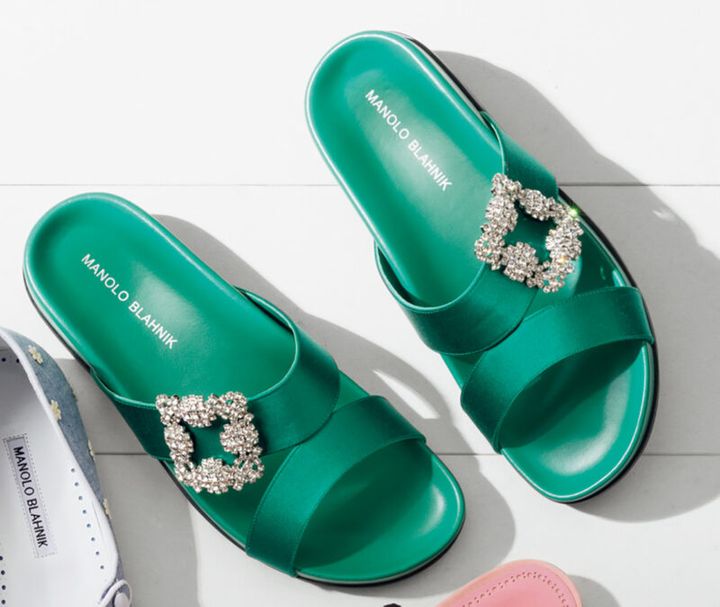 マノロ ブラニク 春の新作シューズ グリーンのフラットサンダル