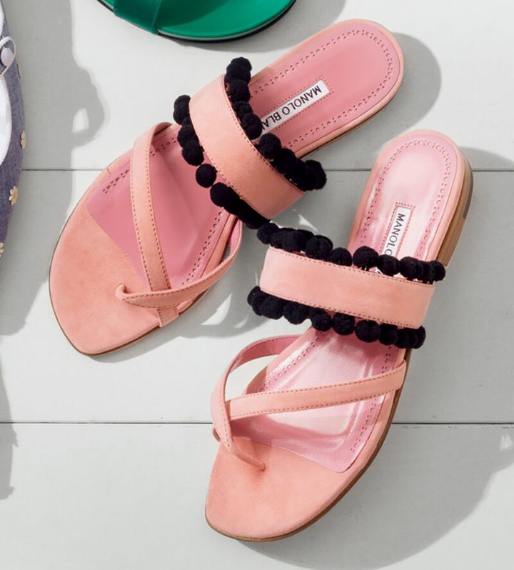 マノロ ブラニク 春の新作シューズ ピンク色のトングサンダル