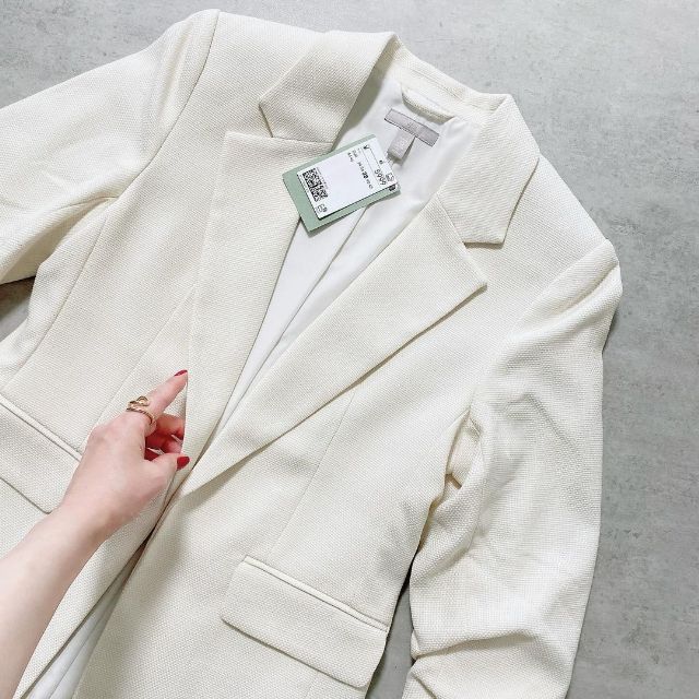 H&Mの白のギャザースリーブブレザーの襟部分