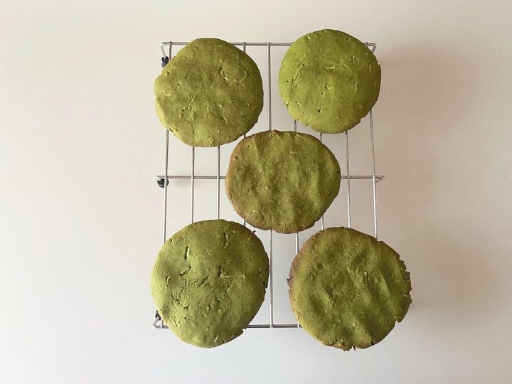 【簡単米粉レシピ】ほろ苦抹茶とココナッツの米粉クッキー【渡辺友美子のコーヒーに合うお菓子のレシピ vol.40 〜レシピで旅するヨーロッパ〜】