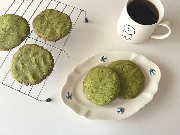 【簡単米粉レシピ】ほろ苦抹茶とココナッツの米粉クッキー【渡辺友美子のコーヒーに合うお菓子のレシピ vol.40 〜レシピで旅するヨーロッパ〜】