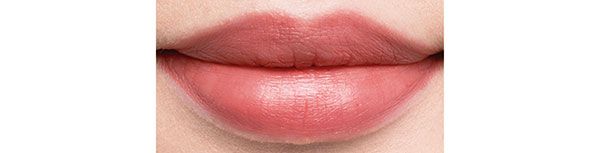 抜け感とシャレ感が両立するヌードピンク