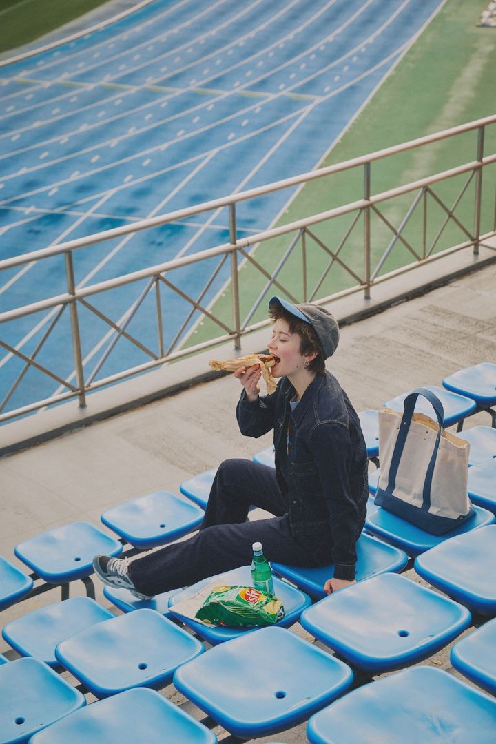 春のデニムオンデニムはどう着る？ブルー×グレーでまとめて爽やかに【グレーのスニーカーが主役のコーデ】