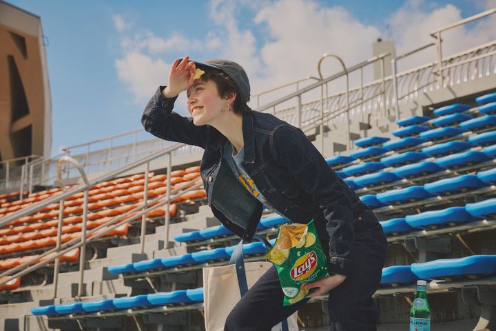 春のデニムオンデニムはどう着る？ブルー×グレーでまとめて爽やかに【グレーのスニーカーが主役のコーデ】